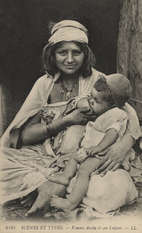 Arabisk kvinne mater babyen sin av French Photographer