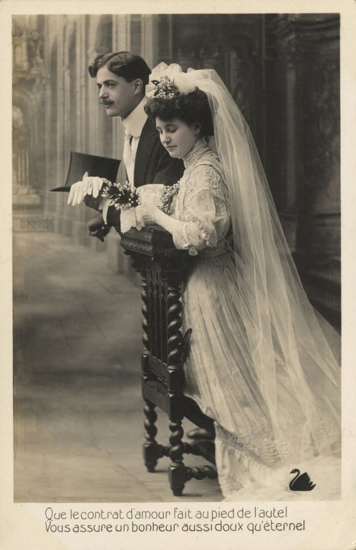 Brudeparet kneler av French Photographer