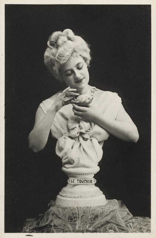 Byste av en kvinne med en fugl av French Photographer