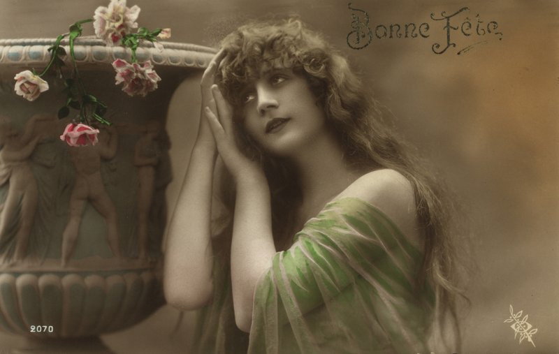 Jente med klassisk urne av French Photographer