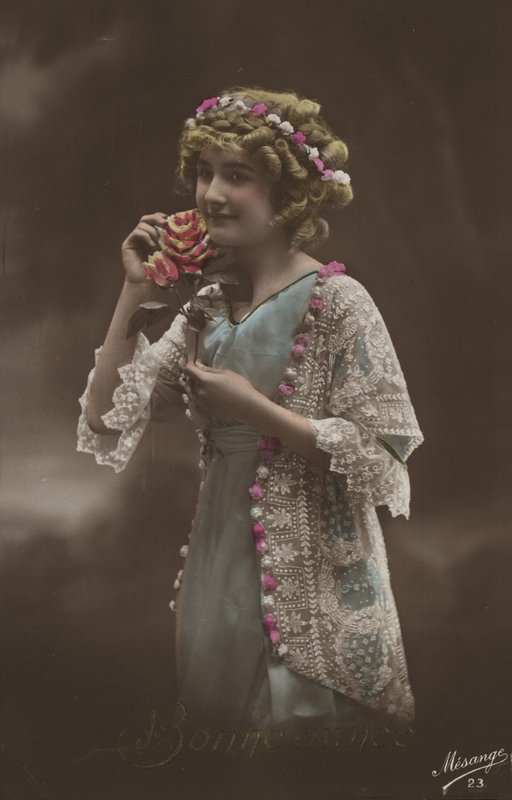 Jente med blomster av French Photographer
