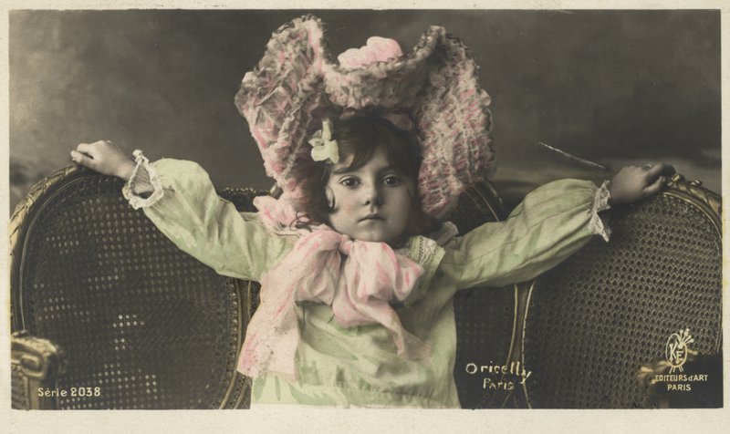 Liten jente i stor hatt av French Photographer