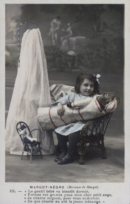 Liten jente med en dukke av French Photographer