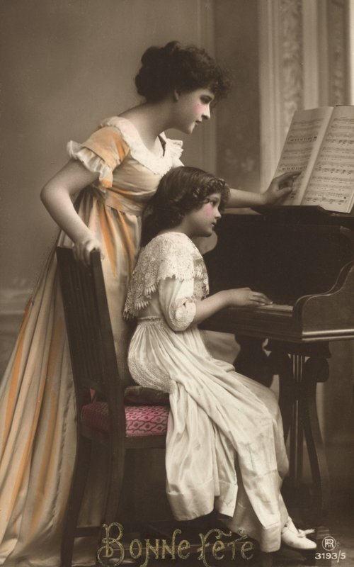 Mor og datter ved et piano av French Photographer