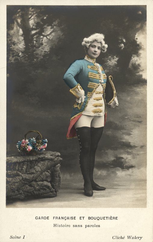 Kvinne i militærkjole av French Photographer