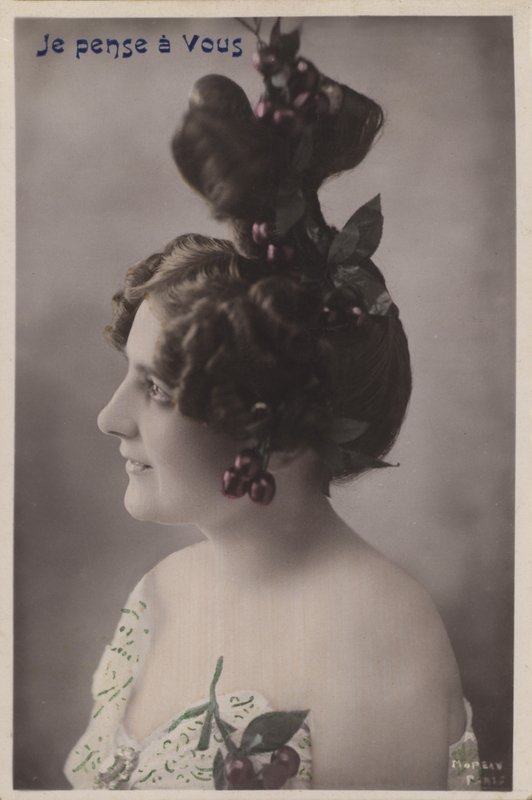 Kvinne med forseggjort frisyre med kirsebær av French Photographer