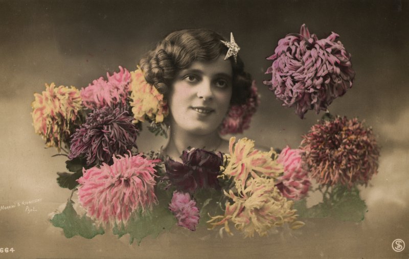 Kvinne med blomster av French Photographer