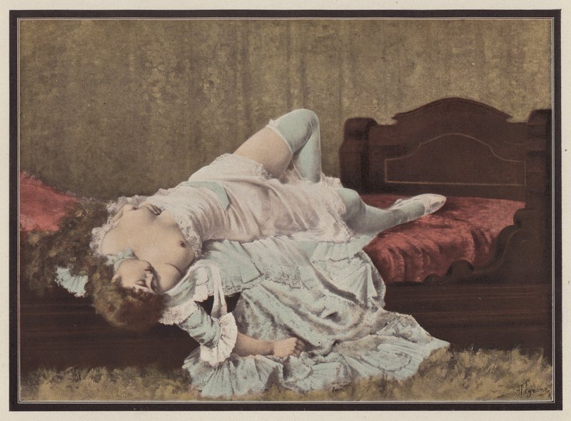 Kvinne liggende på en seng (farge litho) av Adolphe Frederic Lejeune