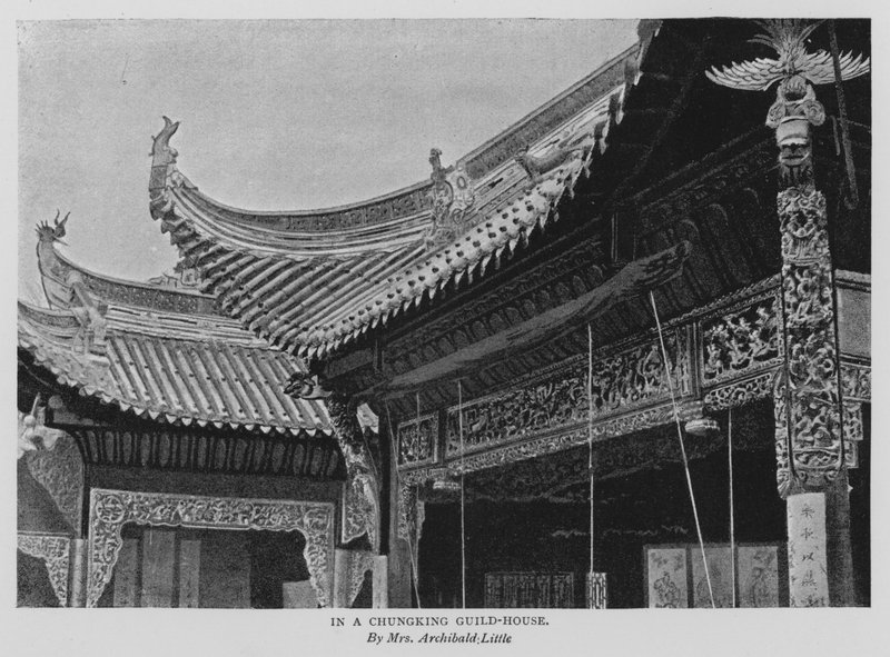I et Chungking Guild-House (s/hvitt bilde) av Alicia Little