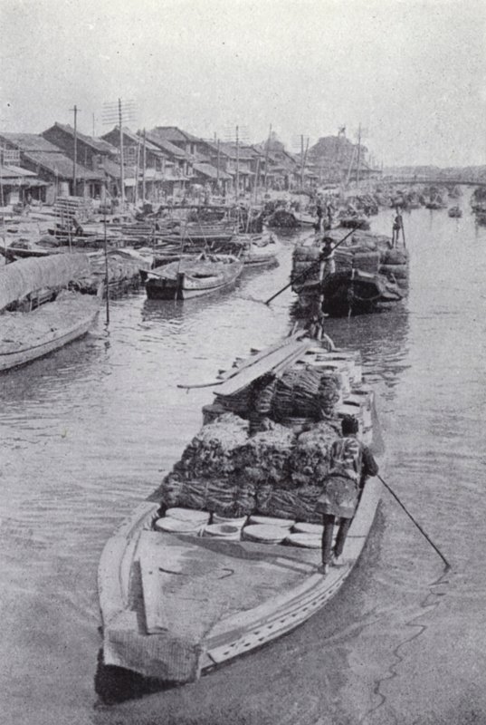 En kanal nær sentrum av Tokio (s/hv-bilde) av American Photographer (after)