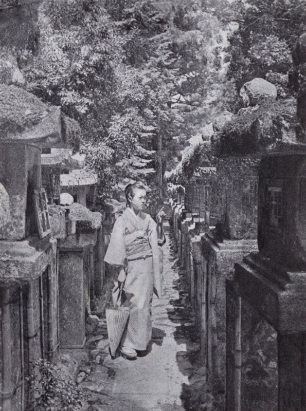 En rettferdig hengiven som teller steinlyktene ved Kasuga (s/hvitt-bilde) av American Photographer (after)