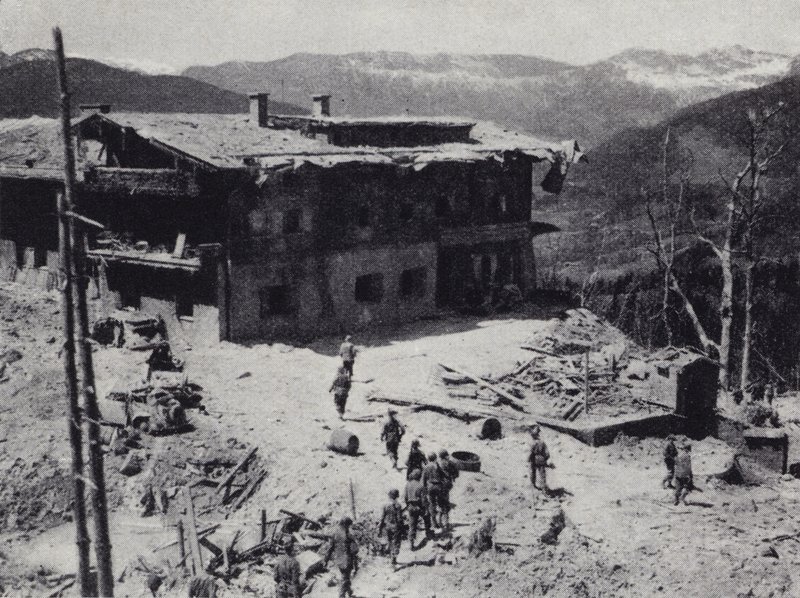 Amerikanske og franske tropper inspiserer ruinene av nazilederen Adolf Hitlers retrett ved Berchtesgaden i de bayerske alpene, andre verdenskrig, mai 1945 (s/hv-bilde) av American Photographer (after)