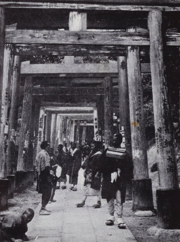 En tilnærming til Shinto-tempelet i Inari (s/hvitt-bilde) av American Photographer (after)