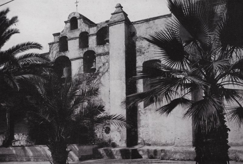 California: Bells of Mission San Gabriel, grunnlagt 1771, i skråningene av valmuekledde foten nær Pasadena (s/h-bilde) av American Photographer (after)