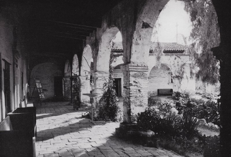 California: Mission San Juan Capistrano, grunnlagt 1776, sør for Los Angeles (s/hv-bilde) av American Photographer (after)