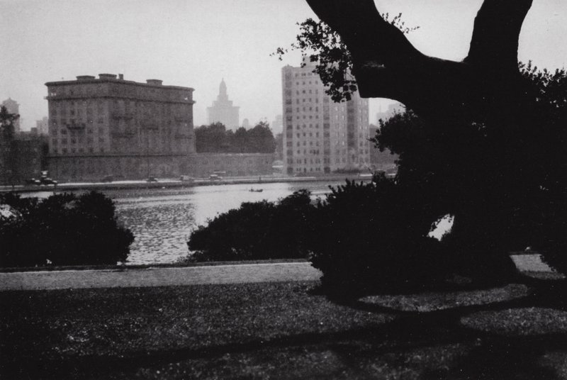 California: Oakland, Lake Merritt, i hjertet av byen, omgitt av flotte bygninger og mange vakre hjem (s/hv-bilde) av American Photographer (after)