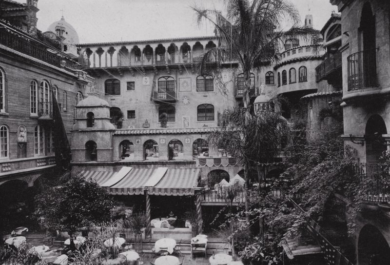 California: Riverside, Patio Dining Room of the Glenwood Mission Inn (s/hv-bilde) av American Photographer (after)