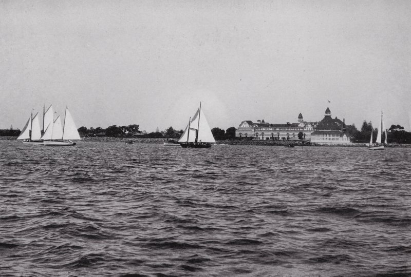 California: San Diego, Hotel Del Coronado på San Diego Bay, et av Californias mest populære helårs fornøyelsessteder (s/hvitt-bilde) av American Photographer (after)