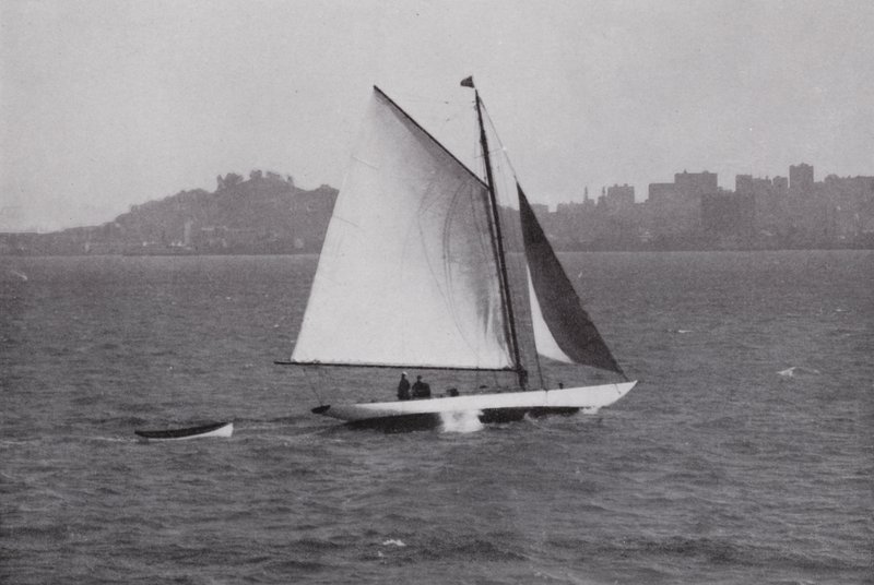 California: San Francisco Bay, med silhuett av Telegraph Hill og Russian Hill i bakgrunnen (s/hvitt-bilde) av American Photographer (after)