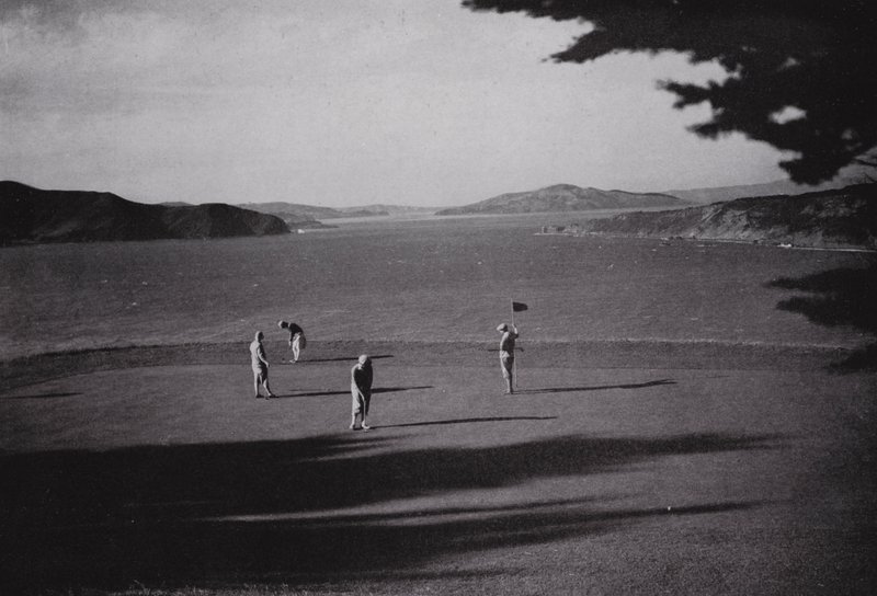 California: San Francisco, Lincoln Park, med utsikt over Golden Gate, havet og byen (s/hvitt bilde) av American Photographer (after)