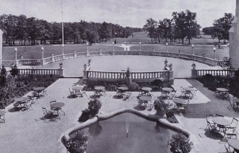 Chicago: Garden Court, Olympia Fields Golf Club (s/hvitt bilde) av American Photographer (after)