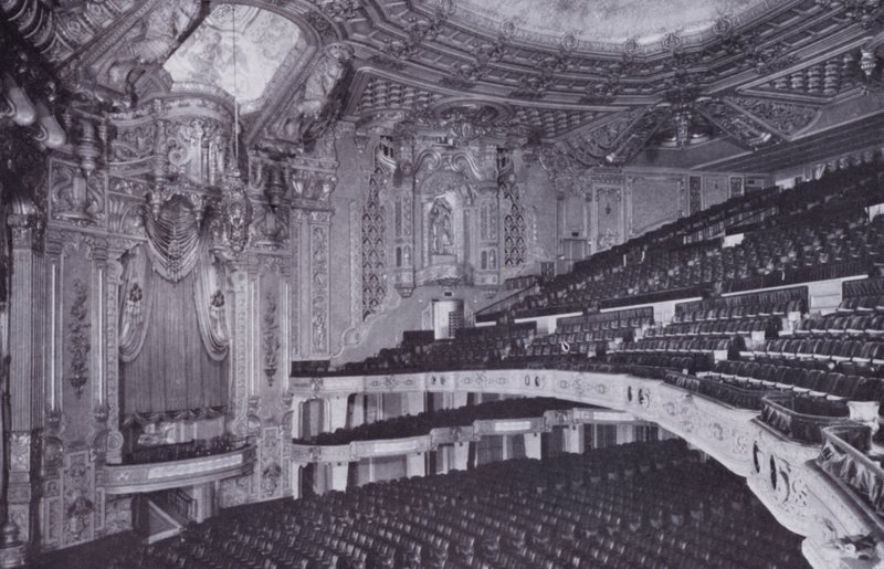 Chicago: Interiør, Oriental Theatre (s/hvitt-bilde) av American Photographer (after)