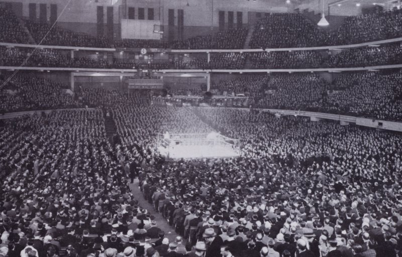Chicago: Interiøret til Chicago Stadium under en bokseutstilling (s/hv-bilde) av American Photographer (after)