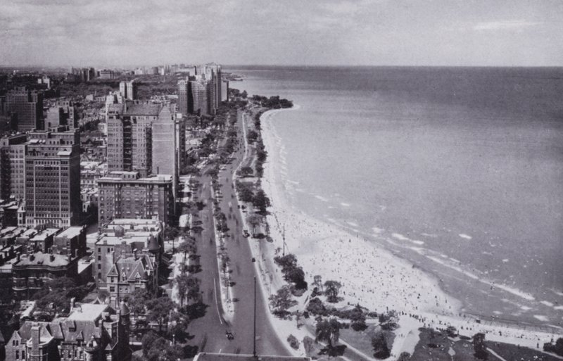 Chicago: Sheridan Road og Oak Street Beach, Looking North from Drake Hotel (s/hv-bilde) av American Photographer (after)