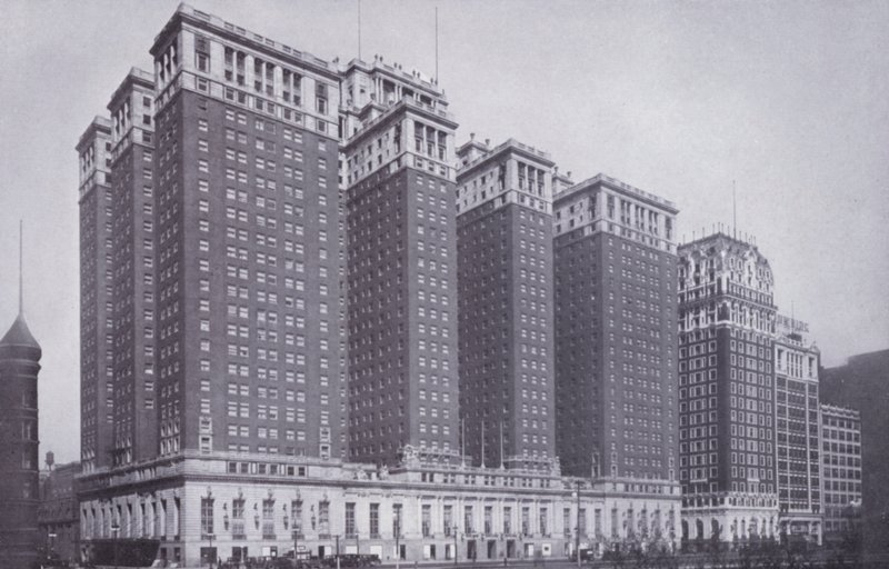 Chicago: The Stevens Hotel, med Blackstone Hotel til høyre (s/hvitt-bilde) av American Photographer (after)