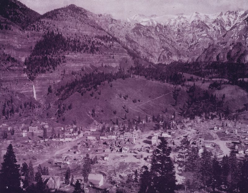 City of Ouray og Ouray Mountains, Colorado (s/hvitt bilde) av American Photographer (after)