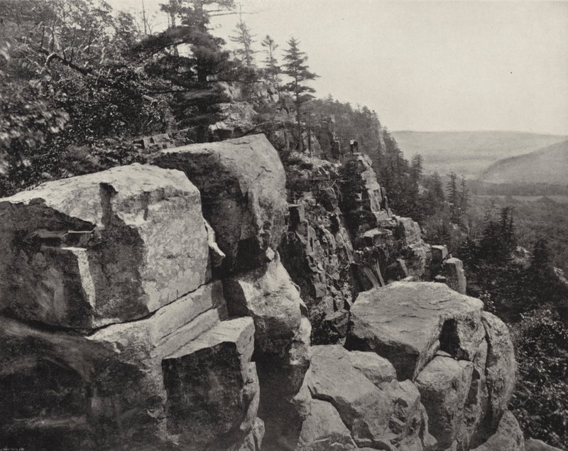 Cliffs nær Devil's Lake, Wisconsin (s/hvitt bilde) av American Photographer (after)