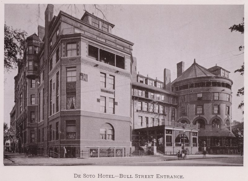 De Soto Hotel, Bull Street-inngang (s/hvitt bilde) av American Photographer (after)