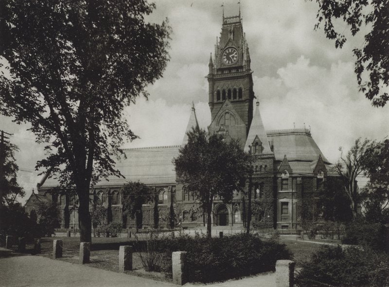 Harvard University: Memorial Hall (s/hv-bilde) av American Photographer (after)