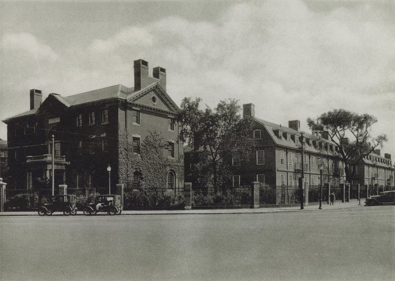 Harvard University: Phillips Brooks House; Slåmaskinhall, sovesal; Lionel Hall, sovesal (s/hvitt bilde) av American Photographer (after)
