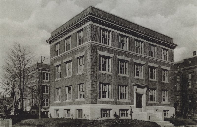 Harvard University: Wolcott Gibbs Memorial Laboratory, T Jefferson Coolidge Chemical Laboratory (s/hv-bilde) av American Photographer (after)