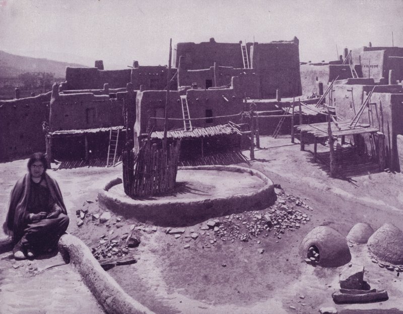 Den indre domstolen i en Pueblo-by, Arizona (s/hvitt-bilde) av American Photographer (after)