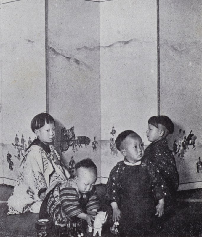 Japanske babyer som leker (s/hvitt-bilde) av American Photographer (after)
