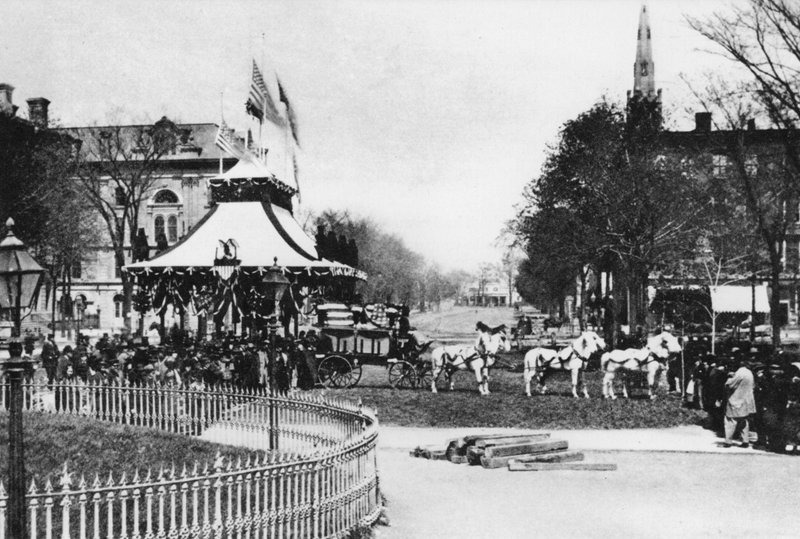 Ligger i staten, president Abraham Lincoln, Cleveland, Ohio, april 1865 (s/hvitt-bilde) av American Photographer (after)