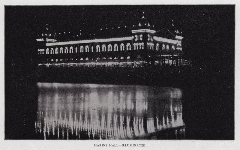 Marine Hall, opplyst (s/hvitt bilde) av American Photographer (after)