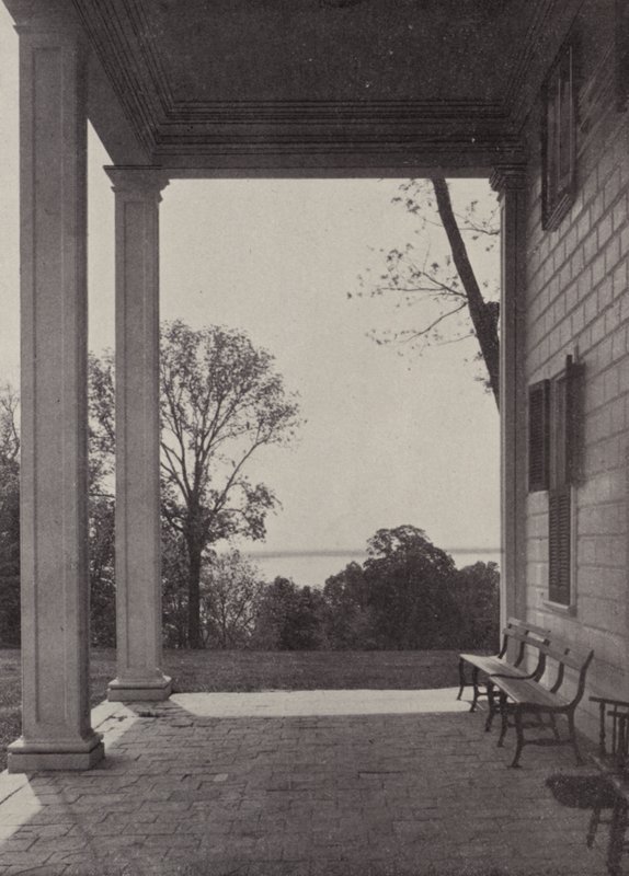 Mount Vernon: East Portico (s/hvitt bilde) av American Photographer (after)