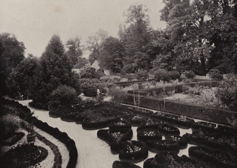Mount Vernon: Flower Garden (s/hvitt bilde) av American Photographer (after)