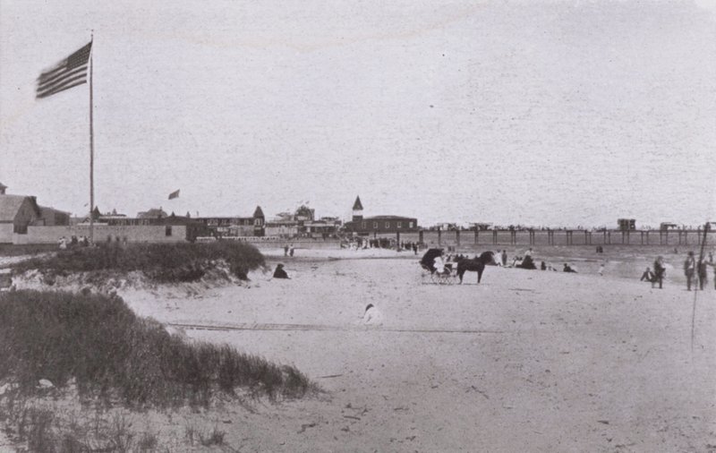 Old Orchard Beach, Maine: Strandscene (s/hvitt-bilde) av American Photographer (after)