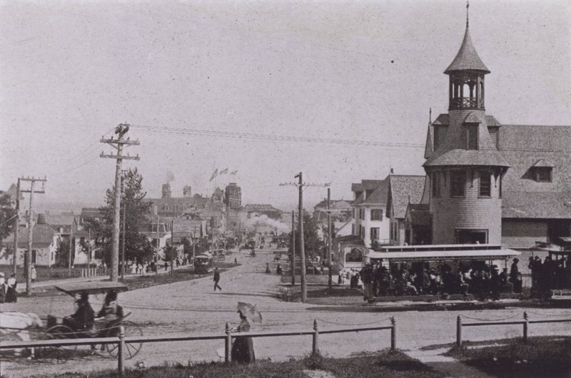 Old Orchard Beach, Maine: Old Orchard ser mot stranden (s/hvitt bilde) av American Photographer (after)