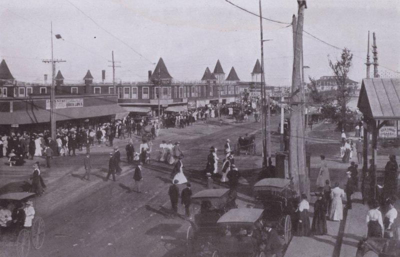 Old Orchard Beach, Maine: Scene nær depot (s/hv-bilde) av American Photographer (after)
