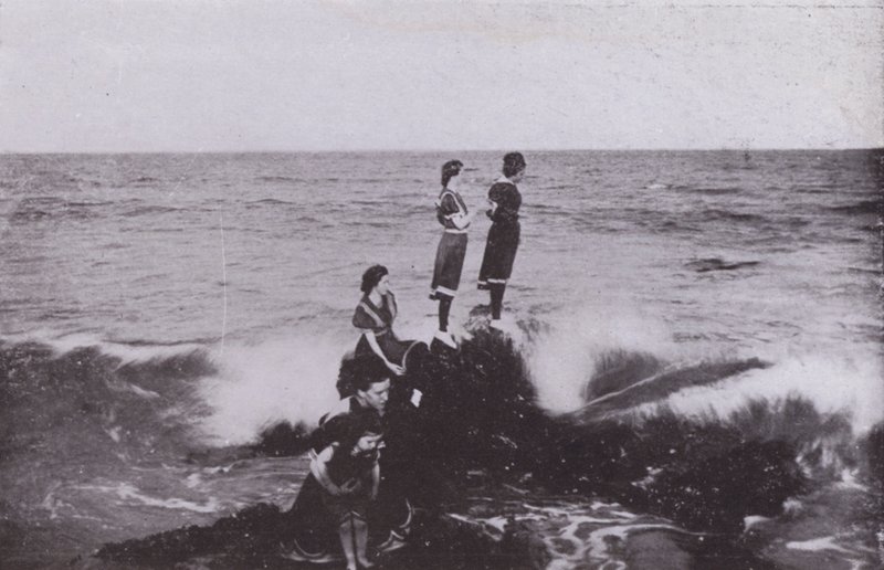 Old Orchard Beach, Maine: Surf på Googins Rocks (s/hvitt bilde) av American Photographer (after)
