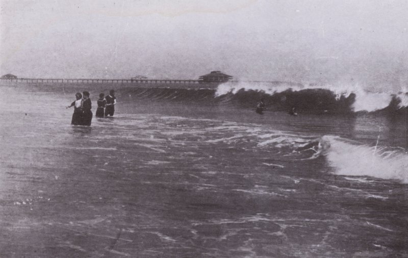 Old Orchard Beach, Maine: The surf (s/hv-bilde) av American Photographer (after)