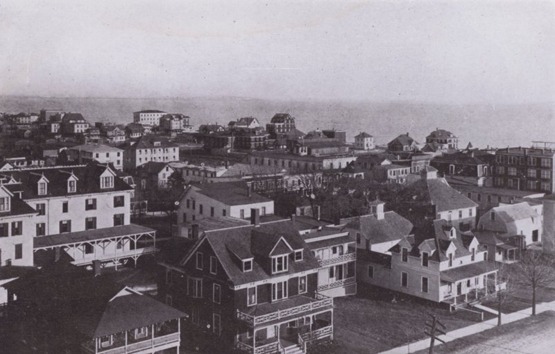 Old Orchard Beach, Maine: Landsbyen ser østover fra Old Orchard House (s/hv-bilde) av American Photographer (after)