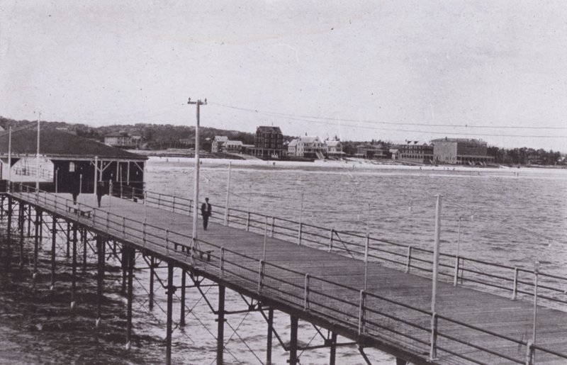 Old Orchard Beach, Maine: Utsikt fra havbryggen (s/hvitt bilde) av American Photographer (after)