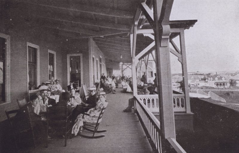 Old Orchard House, Maine: Piazza-scene (s/hvitt-bilde) av American Photographer (after)