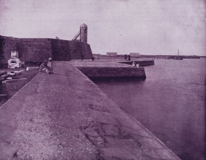 Gammelt fort og sjømur ved St Augustine, Florida (s/hvitt bilde) av American Photographer (after)